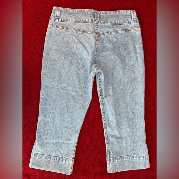 Levi’s Signature Light Wash Capri Jeans front slit - Picture 6 of 11